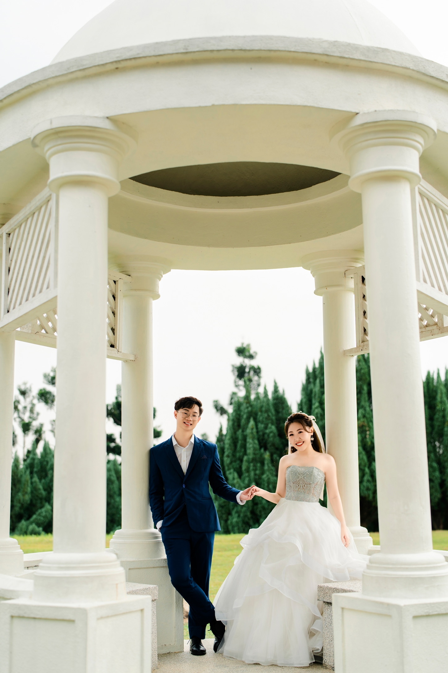Jin Hao & Tzuu Yi holding hands beneath a garden rotunda — pre-wedding portrait